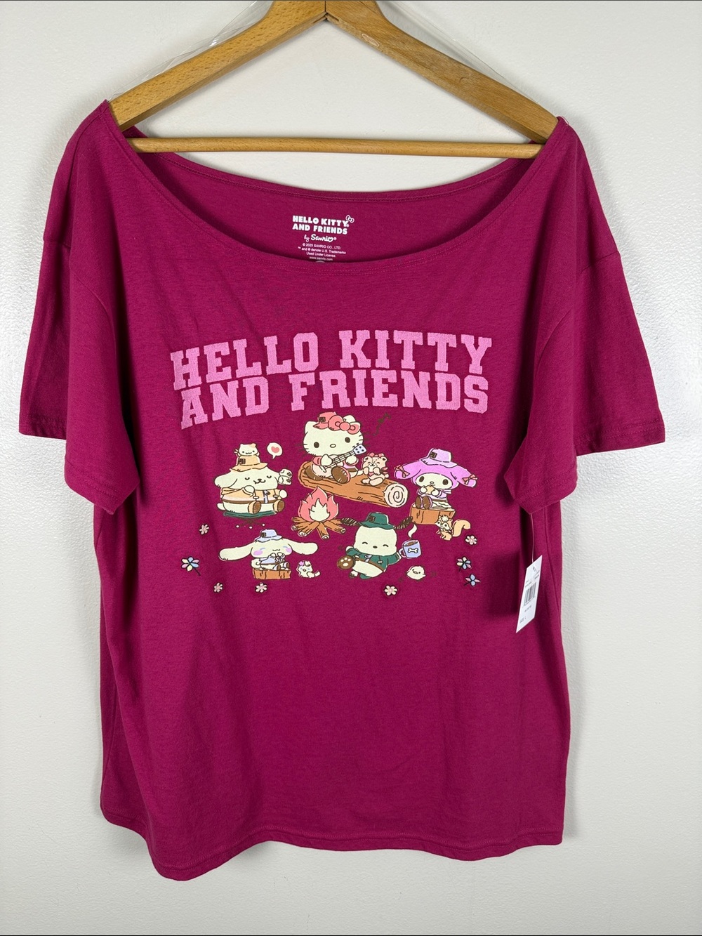 Hello Kitty Magenta Short Sleeve Graphic Tee. NEW Large
